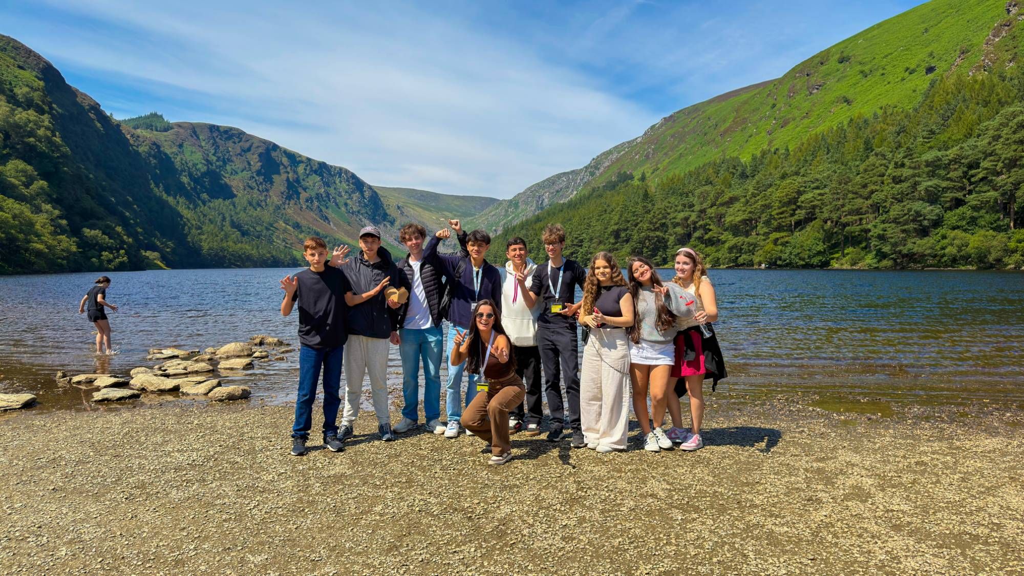 Estudantes do Summer Camp e a líder da Destino Certo em Glendalough, na Irlanda