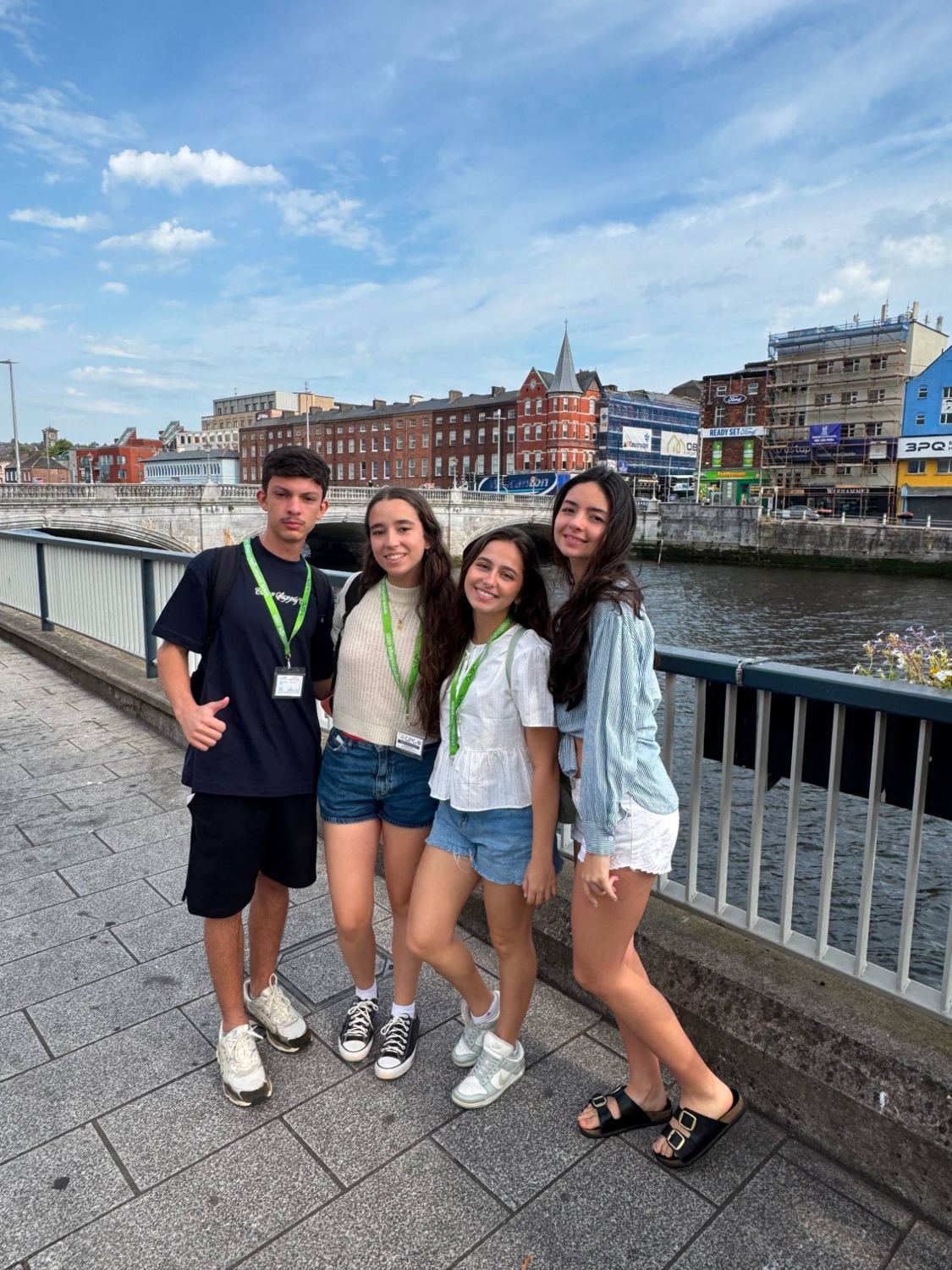 Quatro estudantes às margens de um rio, em Cork
