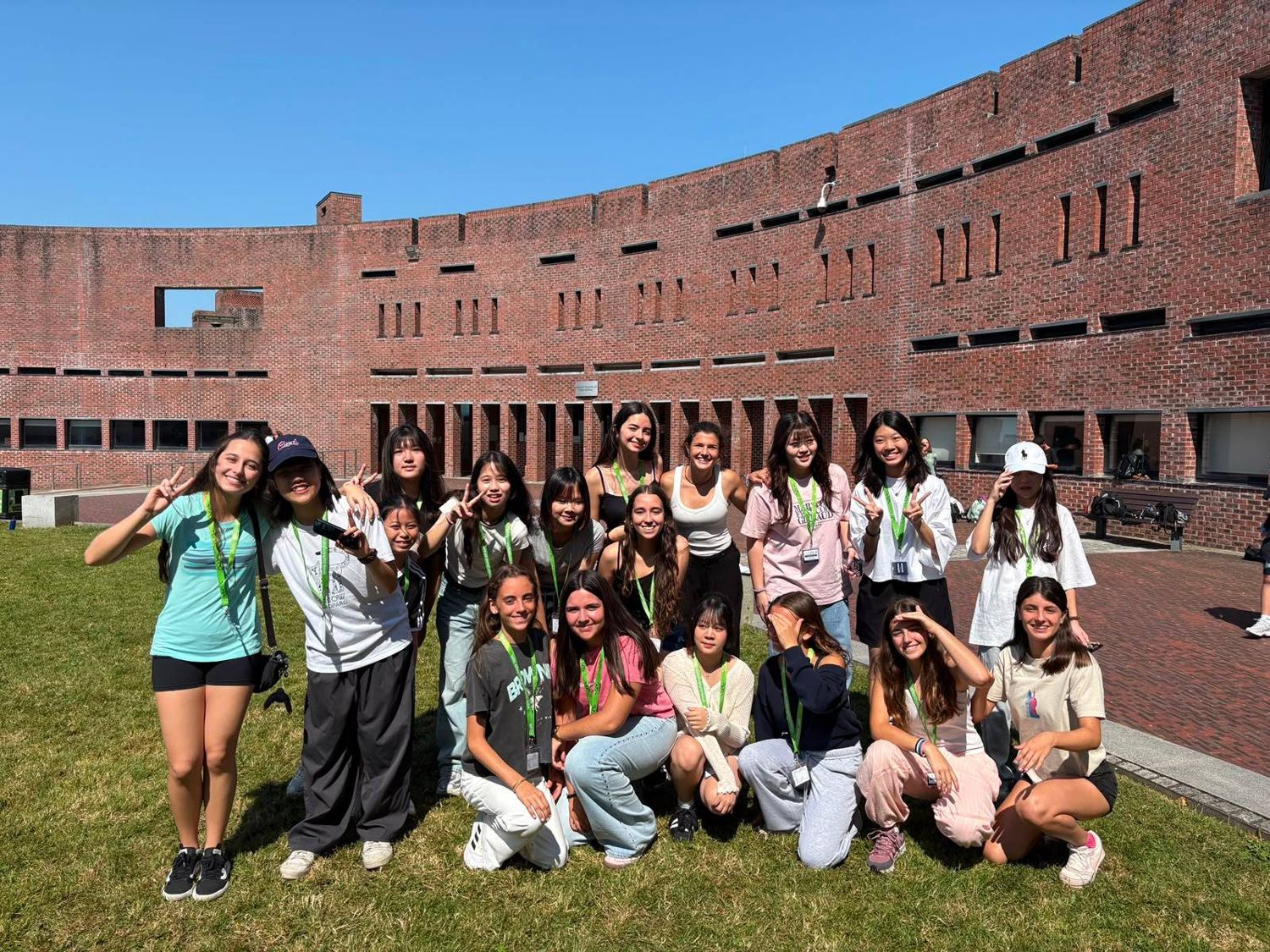 Grupo de meninas sorrindo no campus