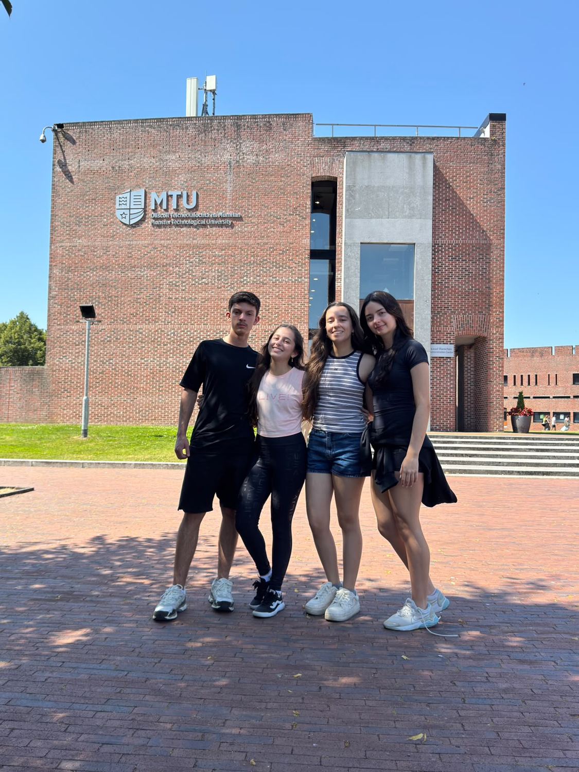 Quatro estudantes em frente ao prédio da MTU, em Cork
