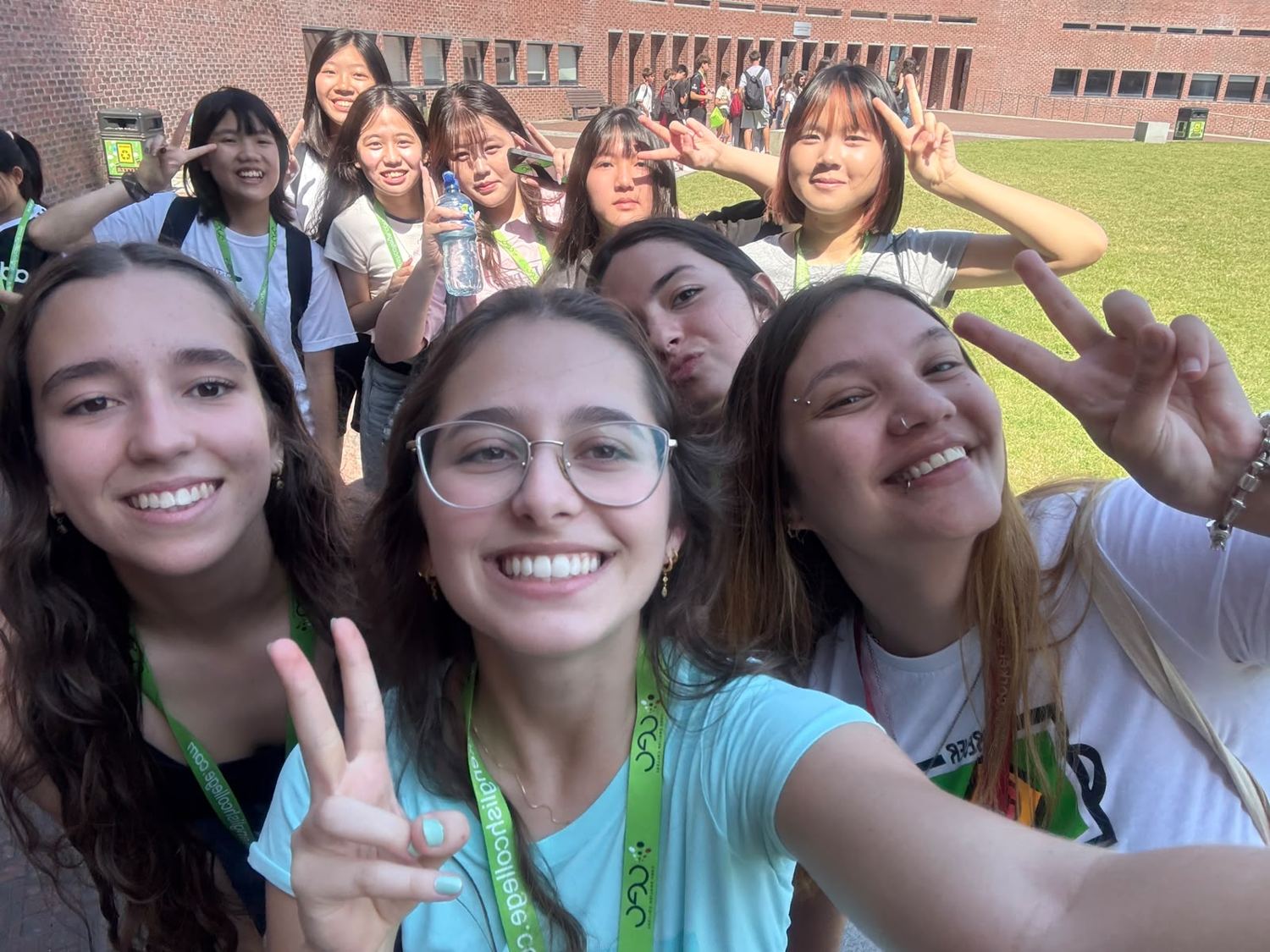 Selfie de estudantes no campus