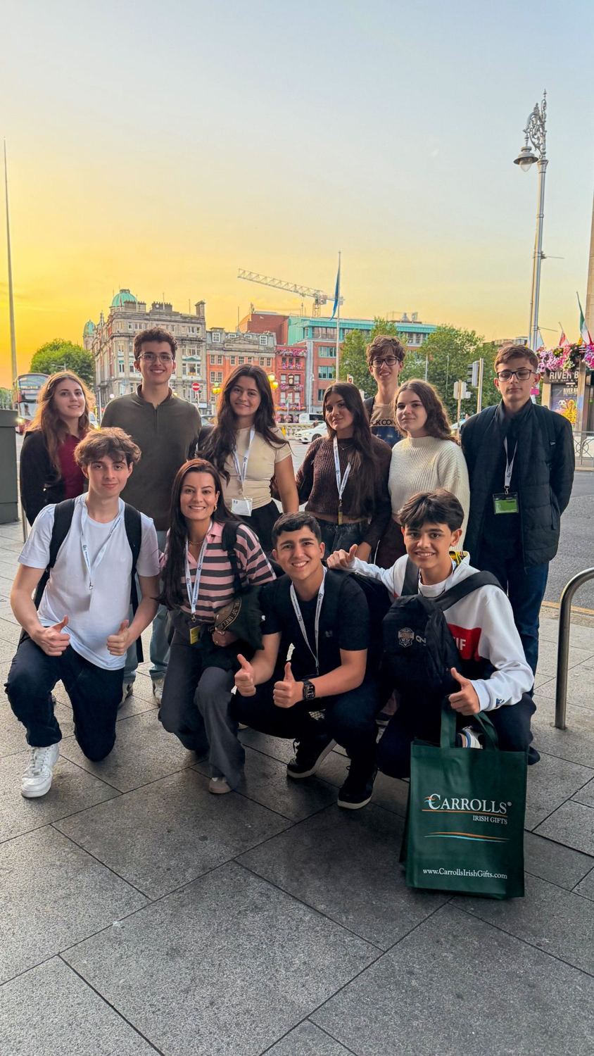 Grupo de estudantes em Dublin, ao pôr do sol