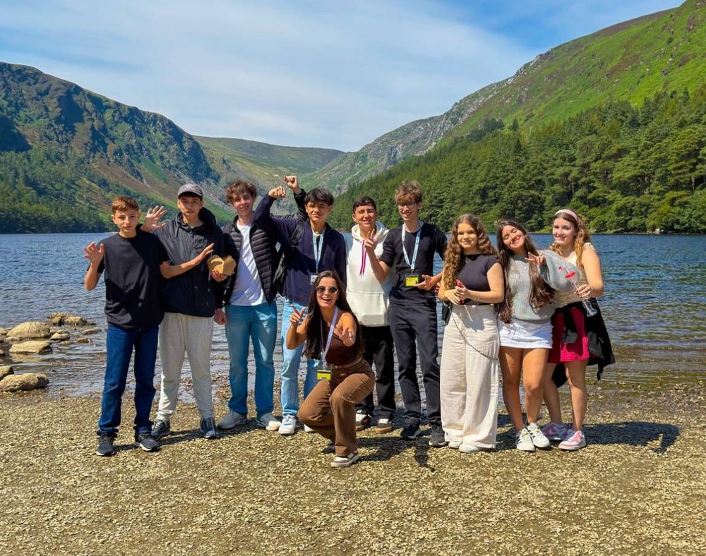 Grupo do Summer Camp com a líder da Destino Certo em Glendalough, na Irlanda