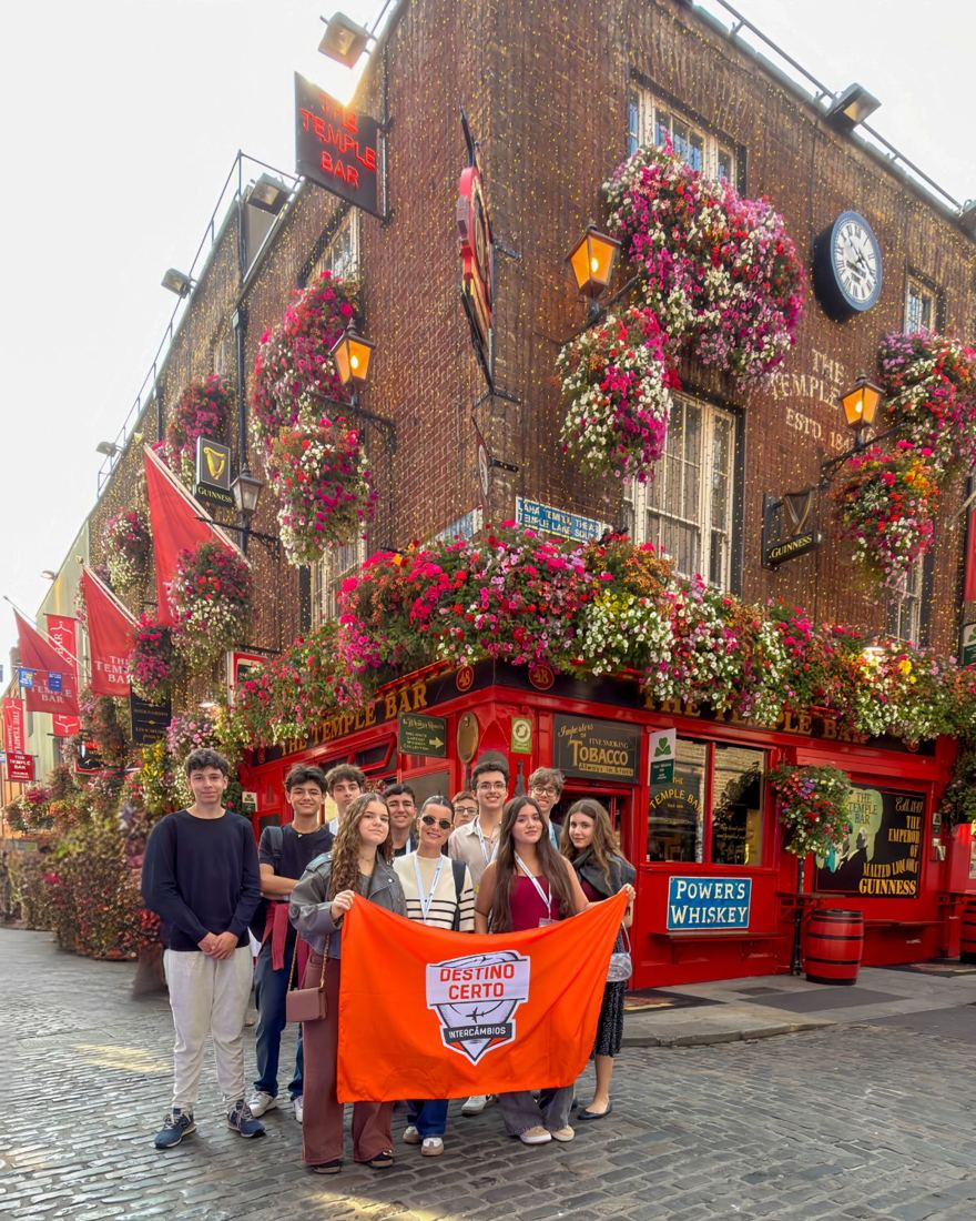 Estudantes do Summer Camp em frente ao Temple Bar, em Dublin, com a bandeira da Destino Certo